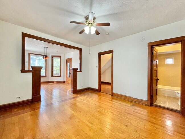 Building Photo - 2923 N Springfield Ave