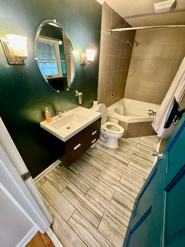Building Photo - Available now! 3 BR/3BA Madson riverfront ...