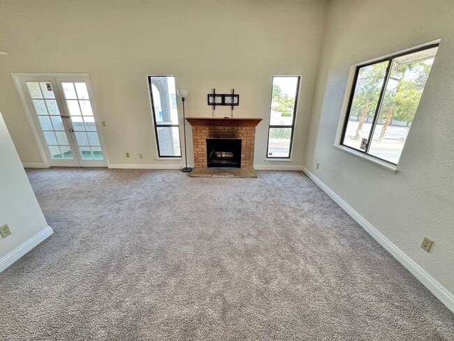 Building Photo - ADORABLE SECOND STORY 2 BEDROOMS 2 FULL BA...
