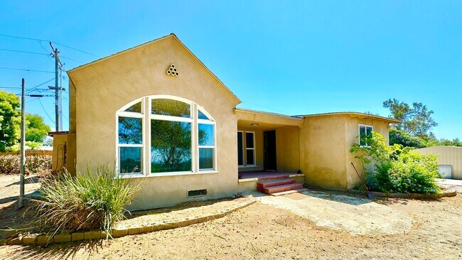 Building Photo - Lovely Single-Story Country Home on Wide Open Space with Detached Garage Space!