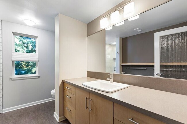 Building Photo - 2640 SW Vista Dr