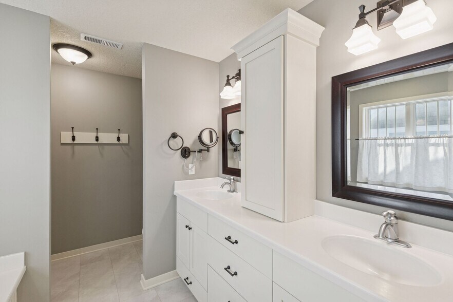 Building Photo - 14246 Garden Way N