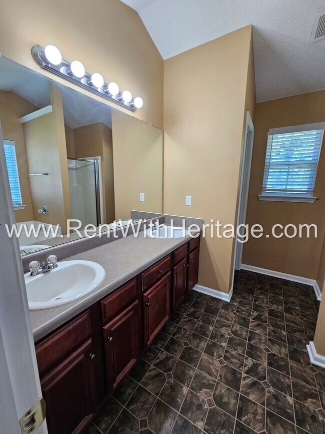 Building Photo - WOW!!! GORGEOUS HOME IN POPULAR CREEKSIDE SUBDIVSION / SWIM / TENNIS / UPGRADES GALLORE