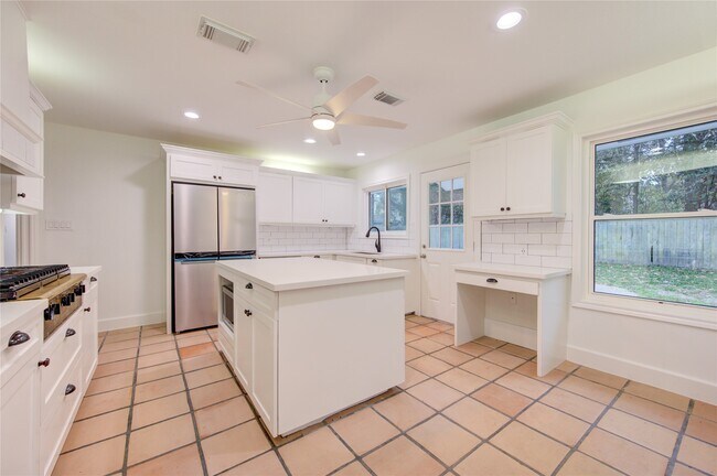 Building Photo - 8439 Westview Dr