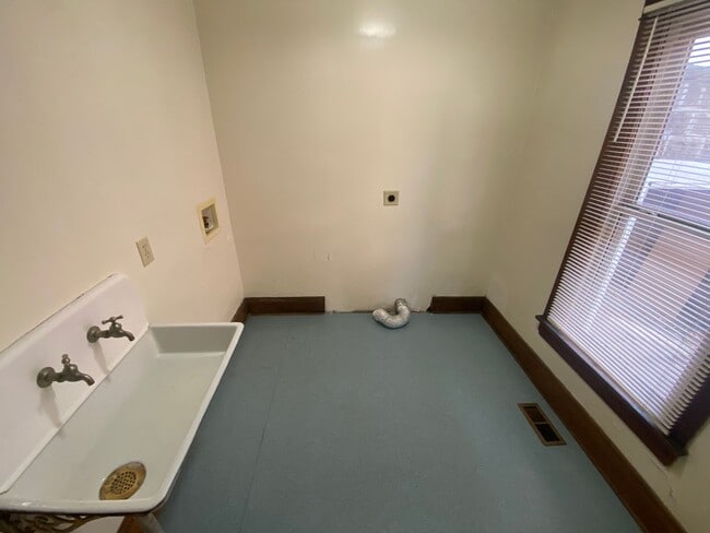 Building Photo - Charming 4-Bedroom Historic Home Near Downtown!