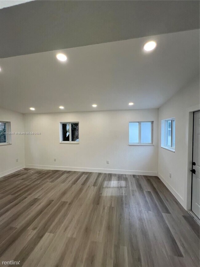 Building Photo - 3 br, 2.5 bath House - 5511 NW 1st Ave # 5511