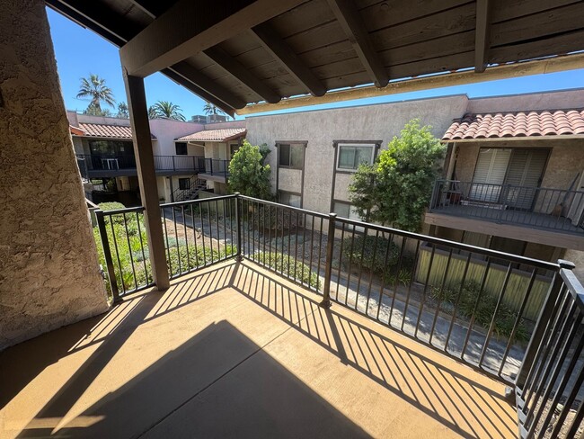 Building Photo - Beautifully Updated 2 Bed, 2 Bath Condo in...