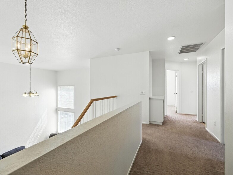 Building Photo - 44131 Sunmist Ct