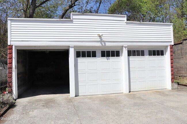 Building Photo - 628 N Pearl St