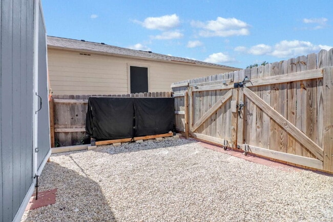 Building Photo - 406 Reba