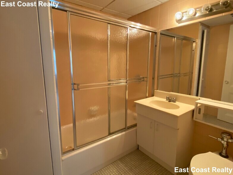 Building Photo - 62 Boylston St