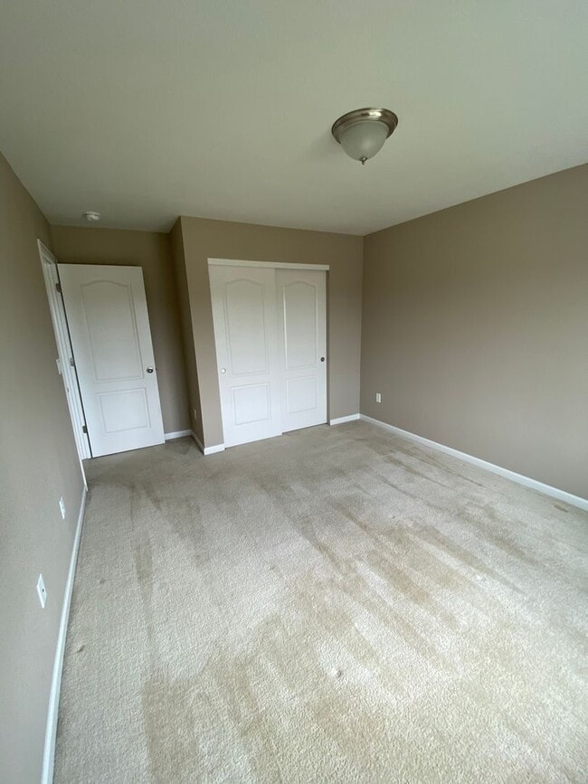 Building Photo - Lovely 4 Bedroom/3 Bathroom Erie Home - Available June!!