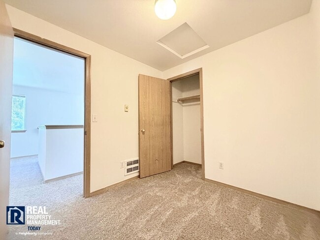 Building Photo - Blanco - 1537/1539 (Gold)