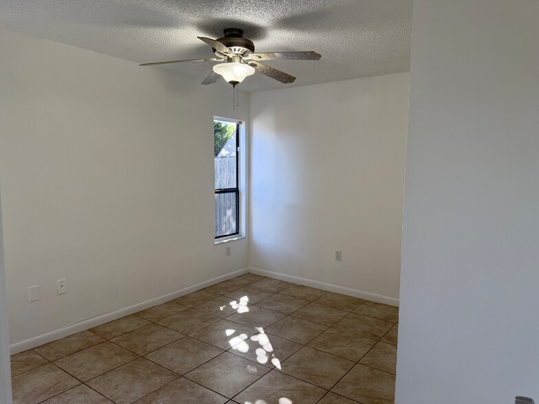 Building Photo - 467 Willow Tree Dr