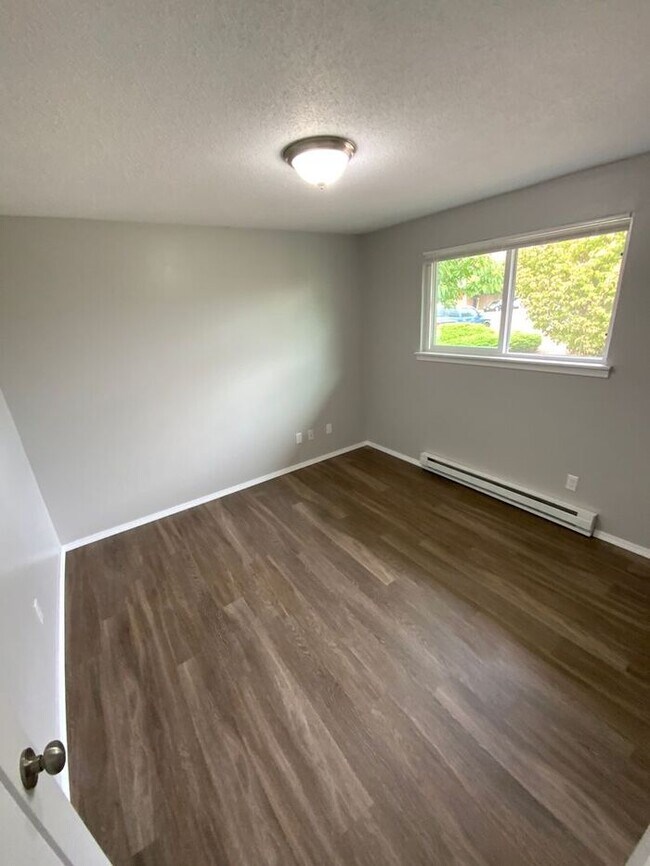 Building Photo - Mid Tacoma duplex 2bd 1 bath w/ 1 car garage