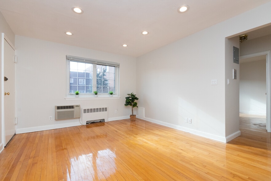 Living Room - 30 Saint Paul St