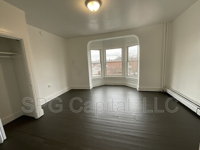 Building Photo - 932 W Princess St