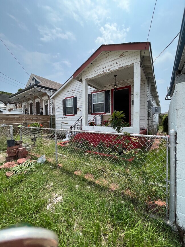 Primary Photo - 2620 1st St