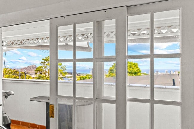 Building Photo - Charming 2BR/1BA Home with Stunning Ocean ...