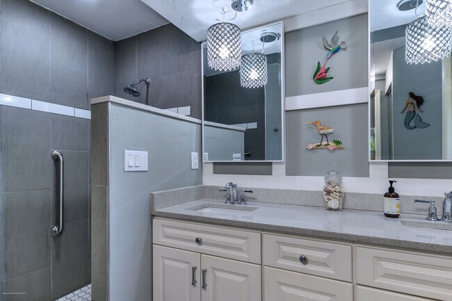 Building Photo - IMMACULATE TURNKEY FURNISHED- NEAR TWIN IS...