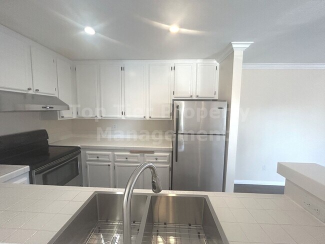 Building Photo - ***Updated 1 bed, 1 bath, 733 sqft Condo in the Heart of La Costa - Available 12/14***