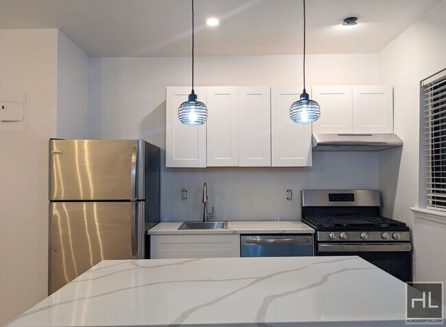 Primary Photo - Beautiful 2 bedroom apartment in prime Ast...