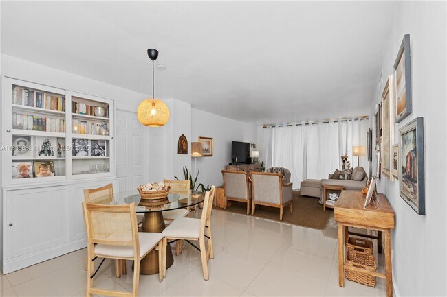 Primary Photo - 3301 N Country Club Dr