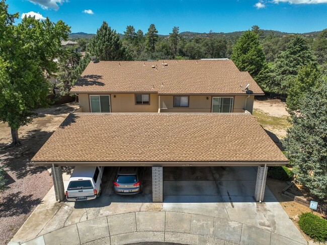 Building Photo - Townhome between Downtown and Thumb Butte!