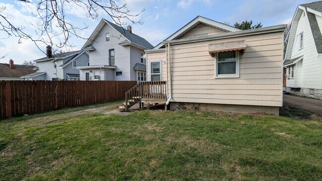 Building Photo - Charming 3 bedroom/1 bath home in the heart of Akron!