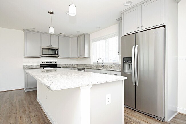 Building Photo - Light-Filled, Dog-Friendly Old Trail Townhome