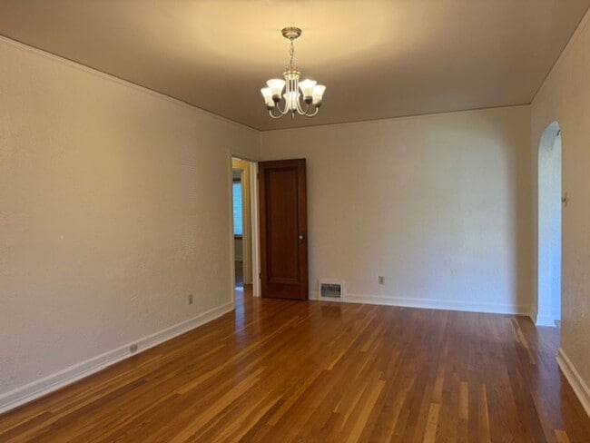 Building Photo - House For Lease