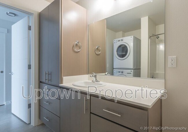 Building Photo - 5885 S Macadam Ave