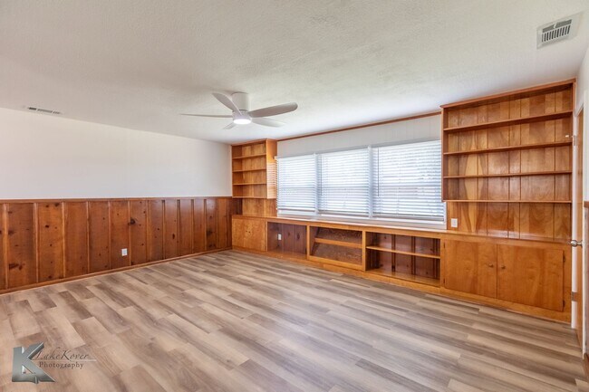 Building Photo - 4 BED, 2 BATH, 2 CAR GARAGE!