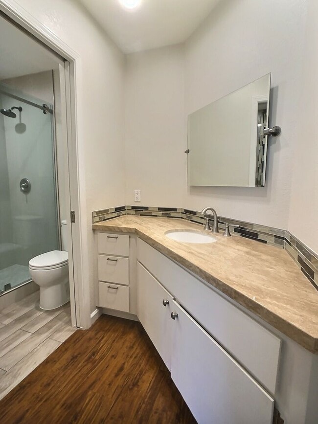 Building Photo - Updated 2 Bedroom /2 Bath Condo in New Hor...