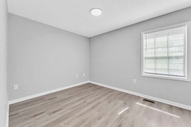 Building Photo - *NEWLY RENOVATED* 2 Bedroom Townhouse in D...