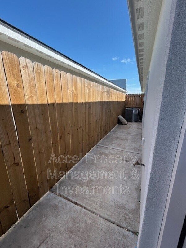 Building Photo - 1122 Country Club Drive