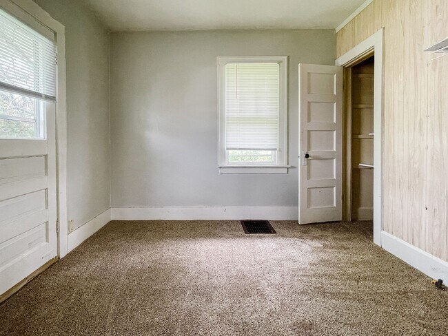 Building Photo - Pet-Friendly 2 Bedroom Home Near Downtown Muncie! W/D Hookups!