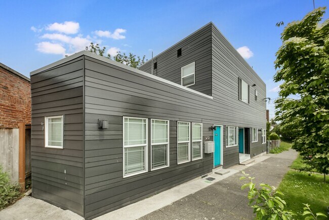 Building Photo - Amazing 3bed/1bath Fourplex with Private B...