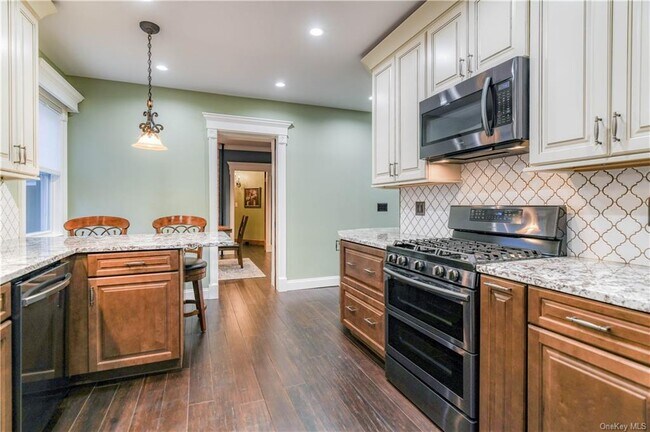 Building Photo - 105 Main St