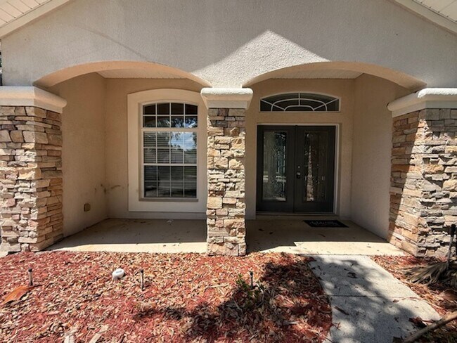 Building Photo - Spacious and well-appointed 4-bedroom, 3.5...