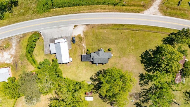 Building Photo - Convenient Hwy. 55 Location – Charming 2BR with Large Yard