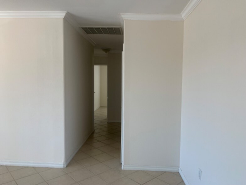 Building Photo - 264 E Barbara St