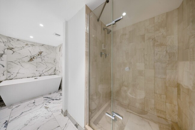 Building Photo - 1717 N Bayshore Dr