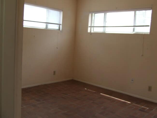 Building Photo - 412 E Baltimore Dr