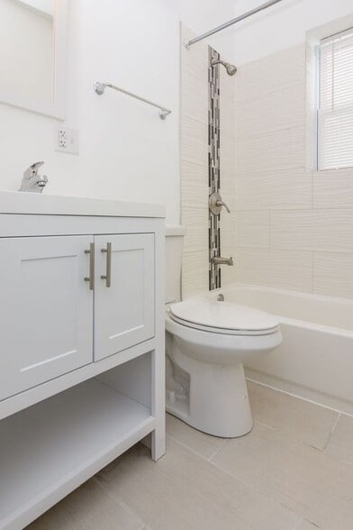 Building Photo - 6433 S Stewart Ave