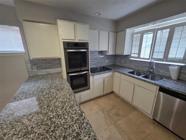 Building Photo - 5026 Birchmont Dr