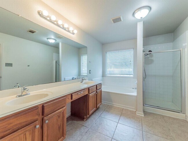 Building Photo - 2316 Logan Dr