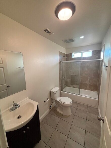 Building Photo - 214 E 101st St