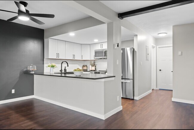 Building Photo - 605 W Crest Dr