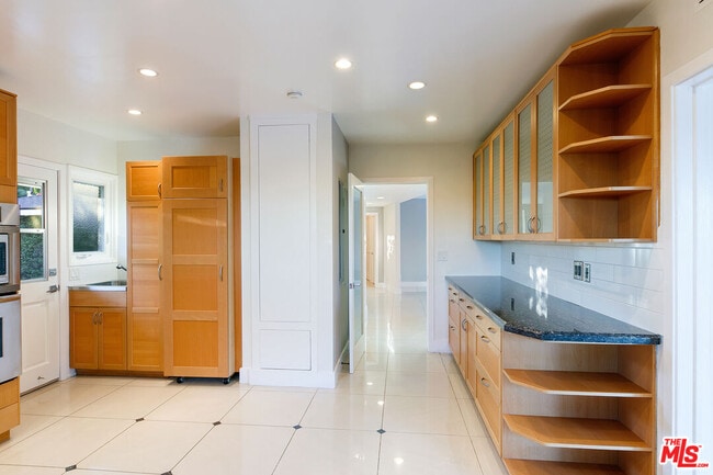 Building Photo - 826 N Tigertail Rd